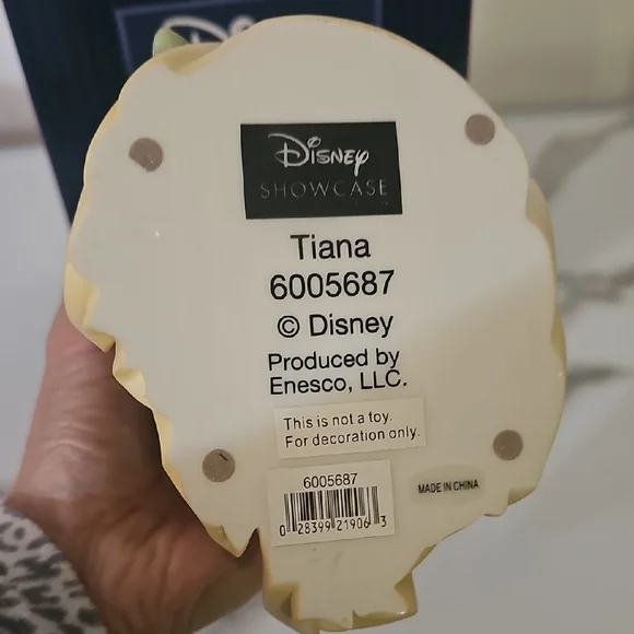 Disney Showcase Tiana in Green and Cream - Picture 4 of 5